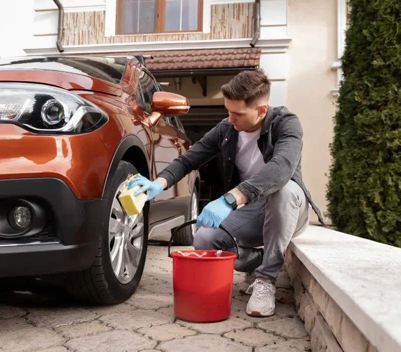 Lavage auto à domicile Saint-André-sur-Sèvre : professionnel intervenant sur un véhicule
